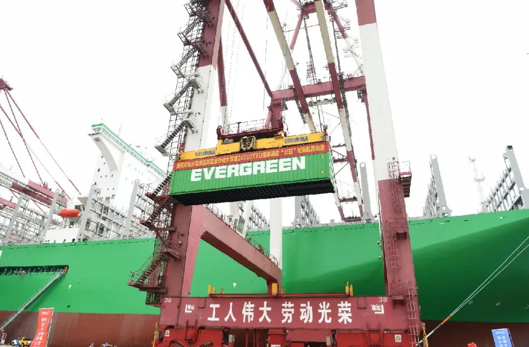世界最大集裝箱船來了，23992TEU，首港掛靠青島港
