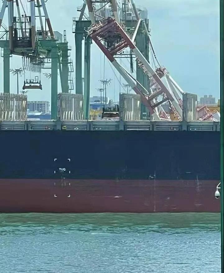 突發(fā)！一艘集裝箱船撞上高雄碼頭，起重機(jī)倒塌，掛靠國(guó)內(nèi)多個(gè)港口共艙船司眾多！