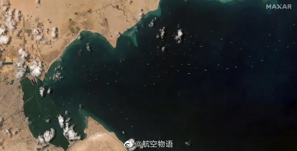 太空俯瞰蘇伊士運(yùn)河“卡船”，300艘船排隊(duì)，疏通后將全天放行