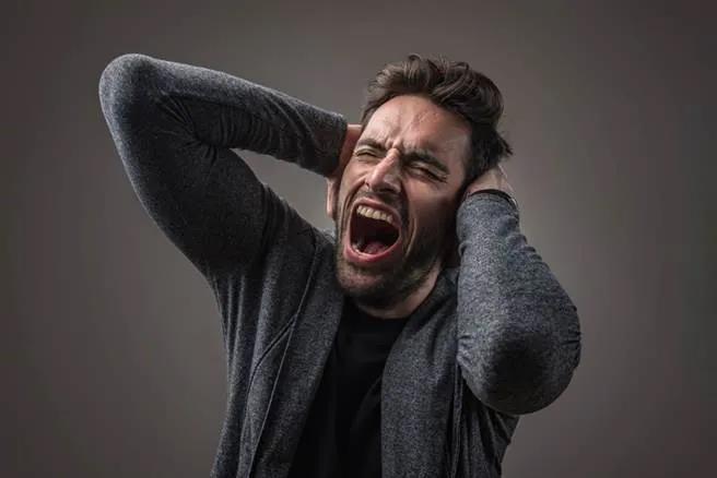 亞馬遜訂單再跳水，賣家?guī)烊萦盅鼣?，美國人不再想買買買？