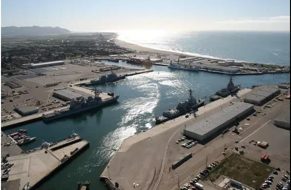 美國(guó)海軍基地堆滿集裝箱，沃爾瑪自掏腰包在港口建堆場(chǎng)，美國(guó)還有什么招？