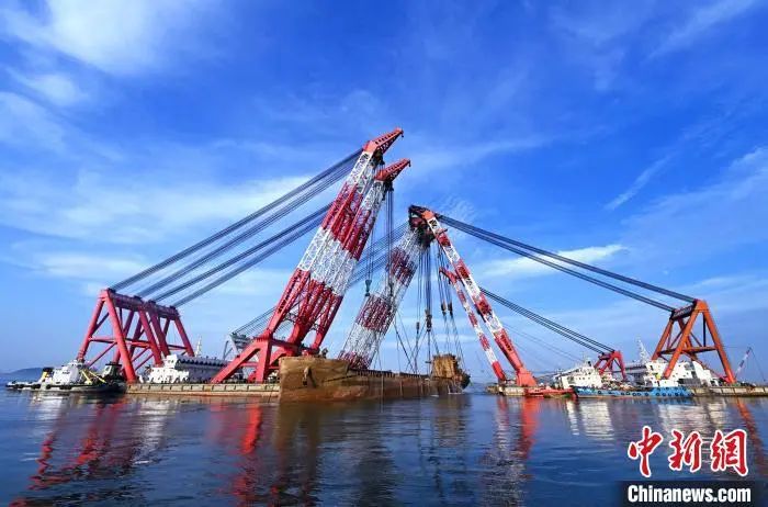 終于！沉在深海一年的萬噸貨船被打撈出水！