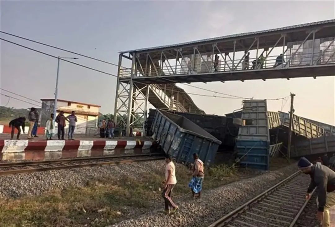 剛剛！一輛貨運(yùn)列車脫軌撞向候車廳，已致3死7傷