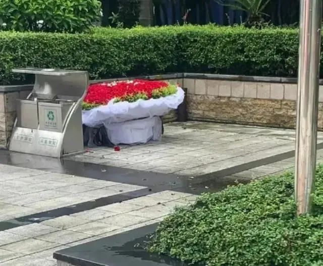 才2單，情人節(jié)銷(xiāo)量暴跌，賣(mài)家：“無(wú)所謂，垃圾桶會(huì)出手！”