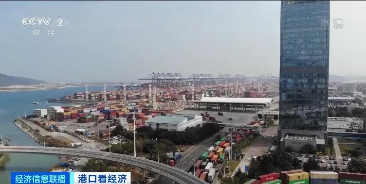 央視實(shí)地探訪上海深圳港口爆倉情況：貨物積壓太嚴(yán)重，貨柜車一度擁堵超17公里！