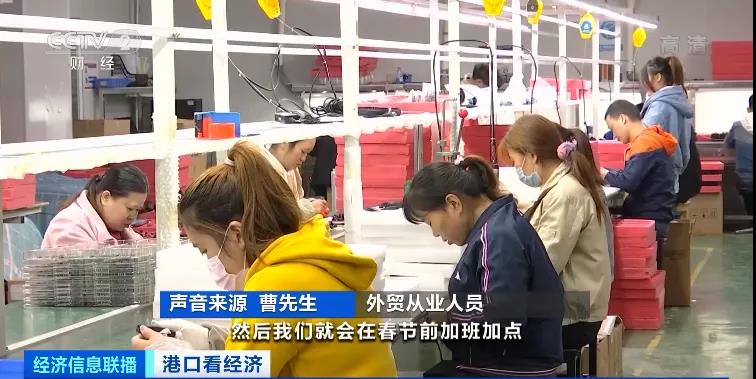 央視實(shí)地探訪上海深圳港口爆倉情況：貨物積壓太嚴(yán)重，貨柜車一度擁堵超17公里！