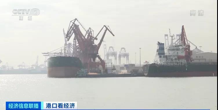 央視實(shí)地探訪上海深圳港口爆倉情況：貨物積壓太嚴(yán)重，貨柜車一度擁堵超17公里！