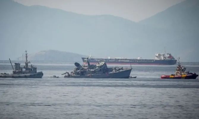 馬士基集裝箱船將希臘軍艦撞成兩截！