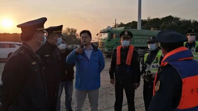 上海蘇州河一碼頭面臨停止違法經(jīng)營(yíng)、沒(méi)收違法所得、罰款…