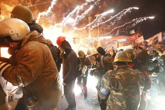 打砸店鋪、向警方狂射煙花！火光四射！抗議新冠封鎖，這個國家深夜爆發(fā)沖突