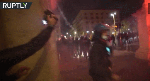 打砸店鋪、向警方狂射煙花！火光四射！抗議新冠封鎖，這個國家深夜爆發(fā)沖突