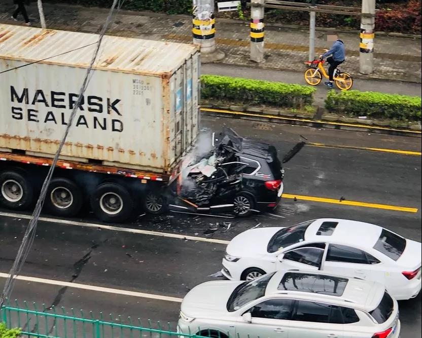 突發(fā)丨集裝箱拖車被追尾，現(xiàn)場(chǎng)慘不忍睹，道路千萬(wàn)條，安全第一條！